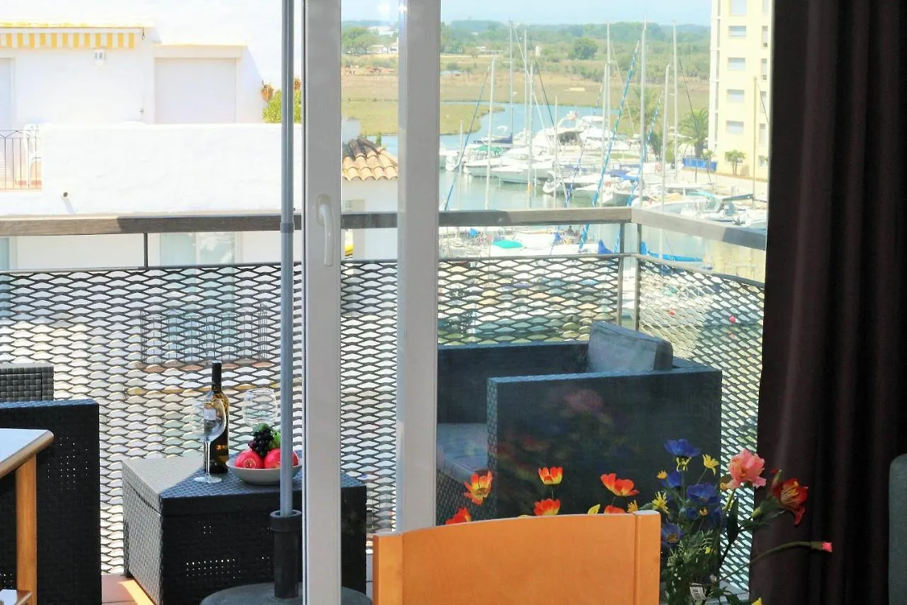 B. Marine Holidays Apartamento Rosas